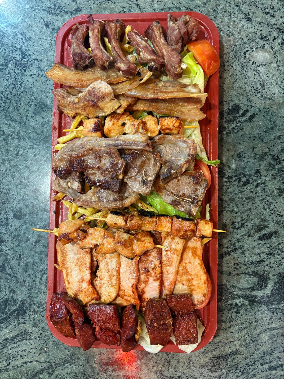 Tabla de carne a la brasa con solomillo, costilla y panceta