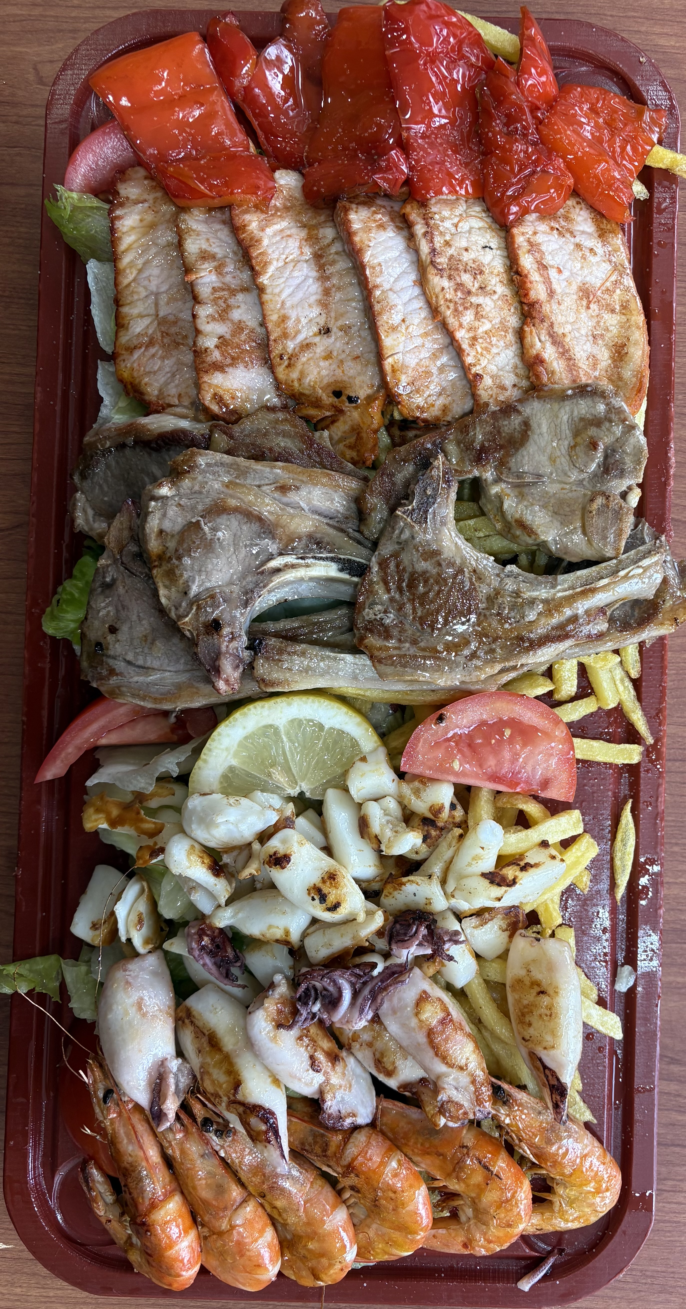 Tabla mixta con carne a la brasa, calamares, langostinos y pimientos